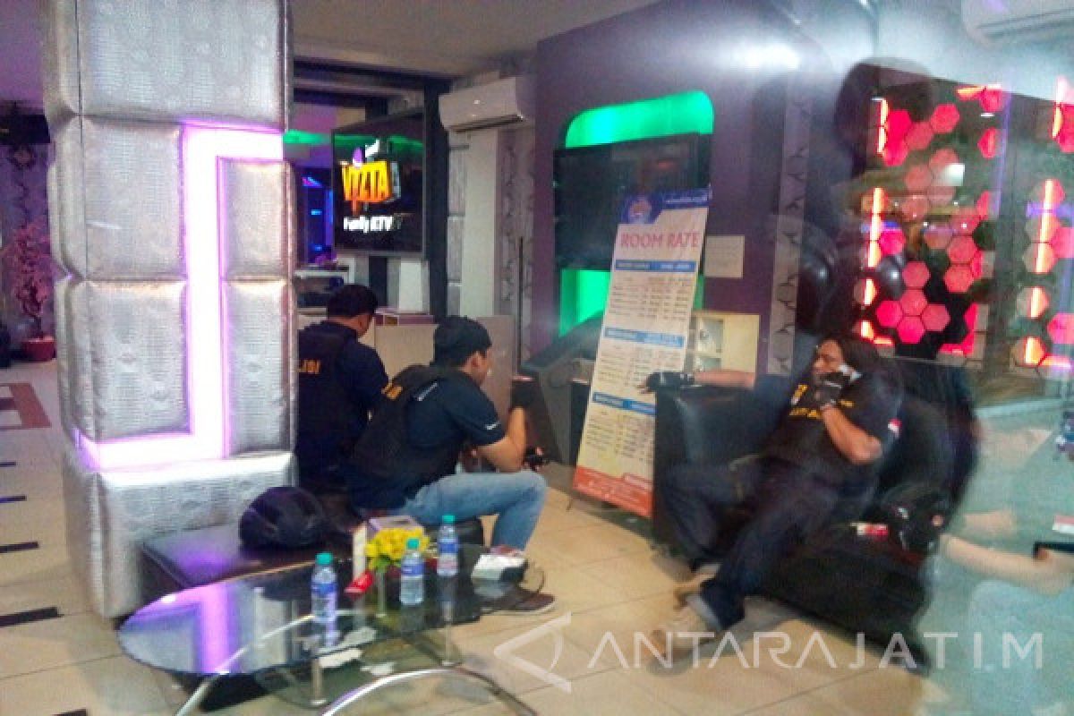 Polisi Olah TKP di Tempat Karaoke 