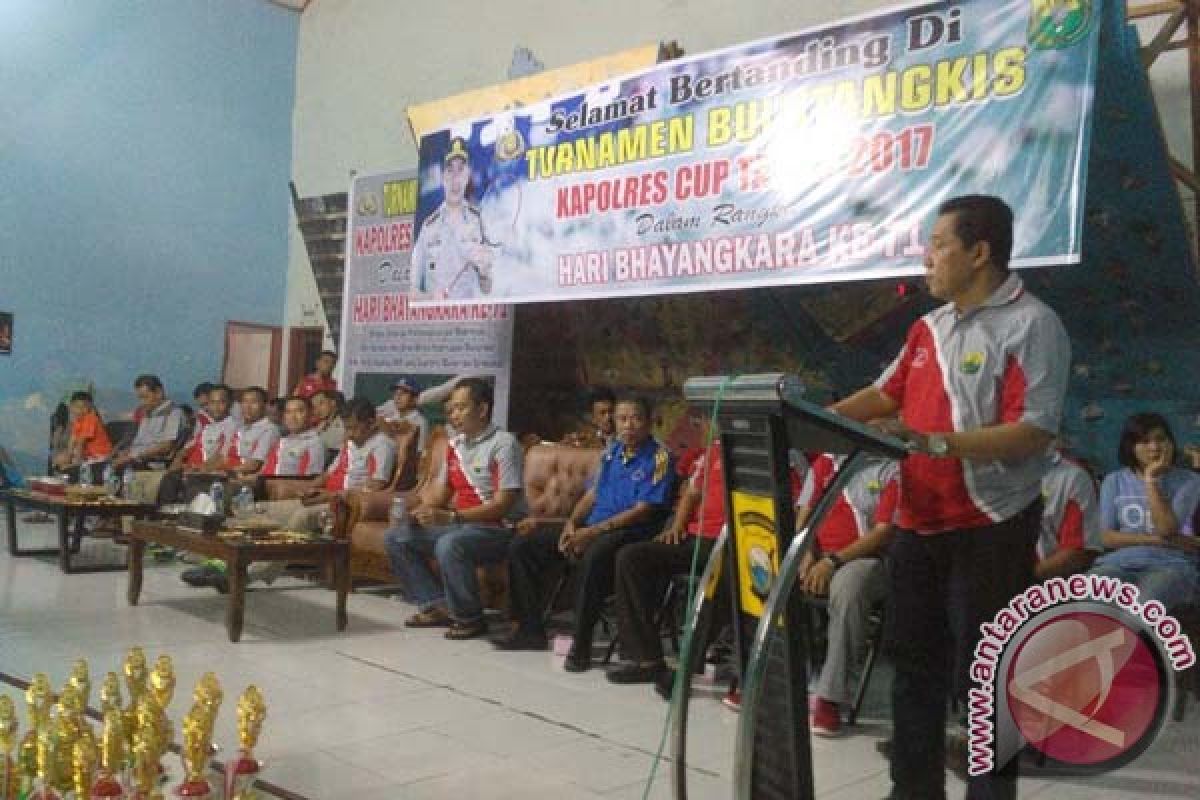 Wabup Sinjai Tutup Turnamen Bulutangkis Kapolres Cup