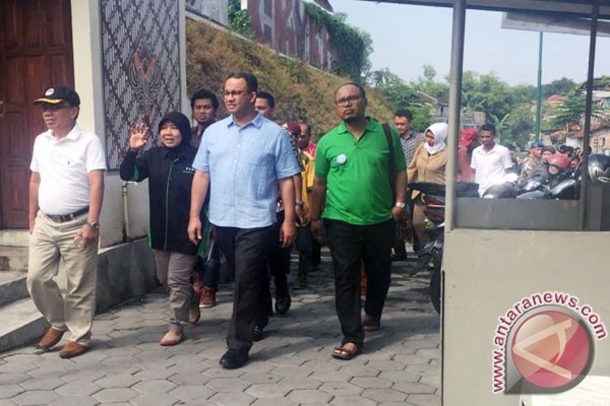 Anies Baswedan belajar penataan sungai di Winongo 