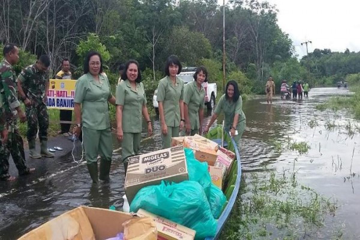 Wow! Istri Tentara Turun Bantu Korban Banjir Katingan