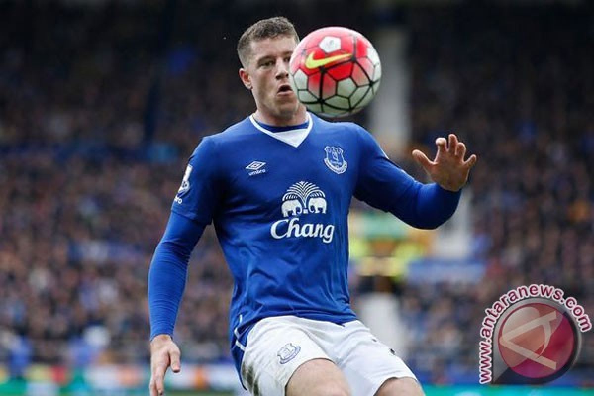 Gelandang Everton Barkley absen sebulan setelah operasi