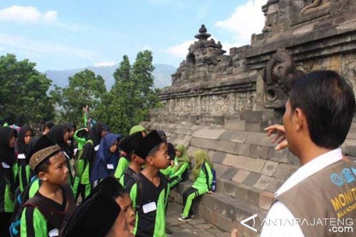 Puluhan Santri Miftahurrohmah Diajak Kenali Candi Borobudur