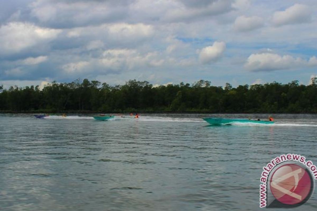 Masyarakat Pesisir Paser Gelar Balapan Perahu Tradisional