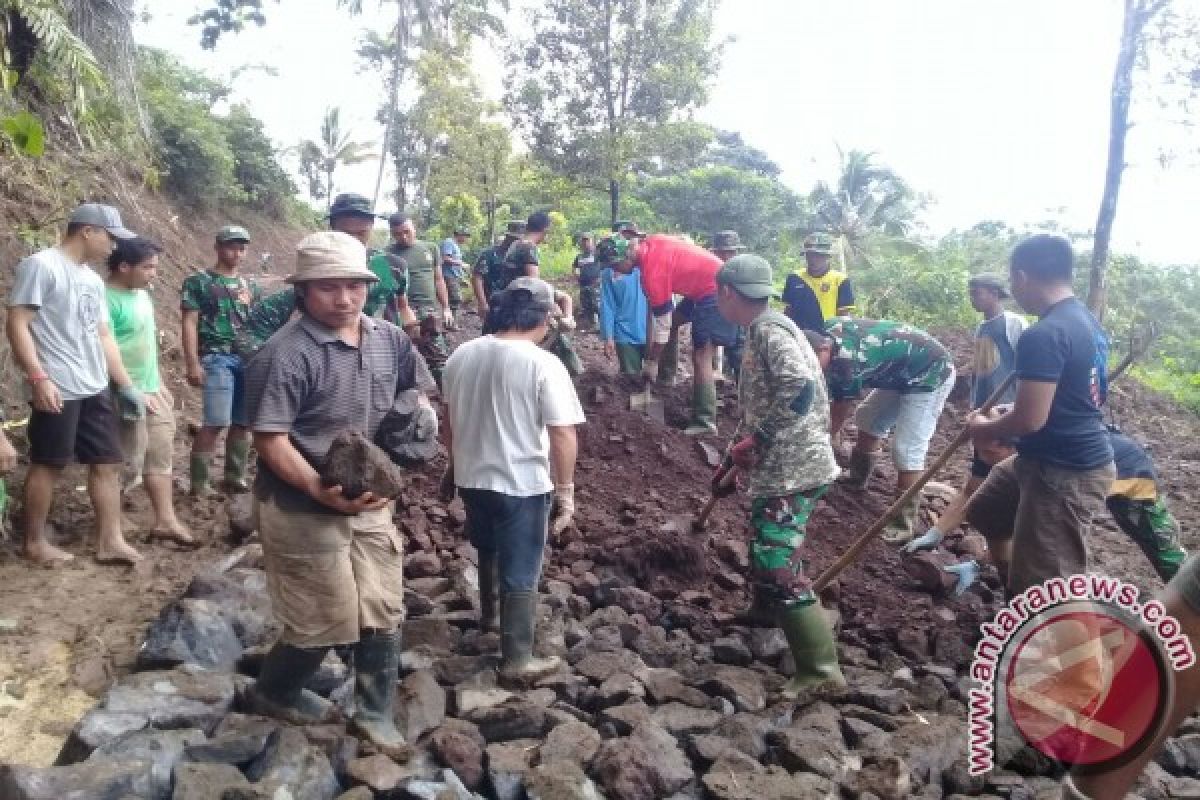 Satgas TMMD dan Warga Ranolambot Makin Kompak