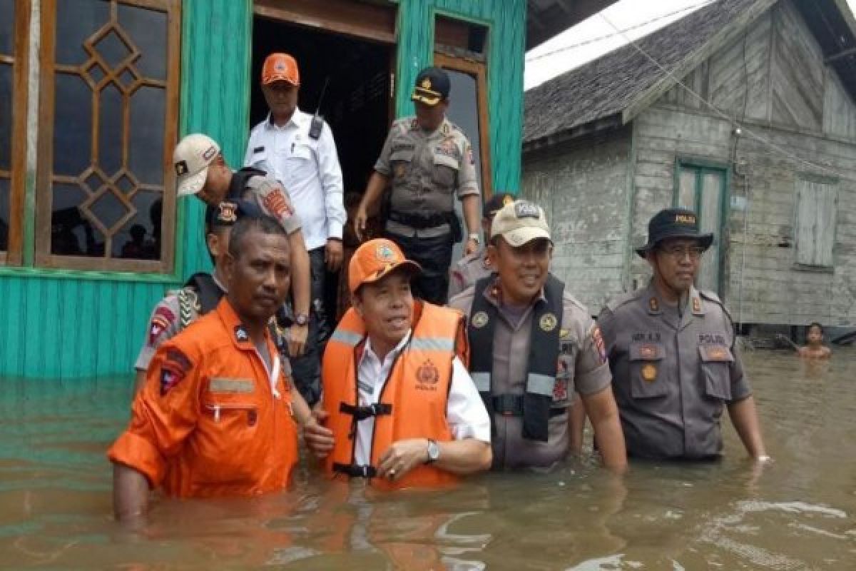 Kapolda Kalteng Salurkan 200 Paket Bantuan Korban Banjir di Katingan 