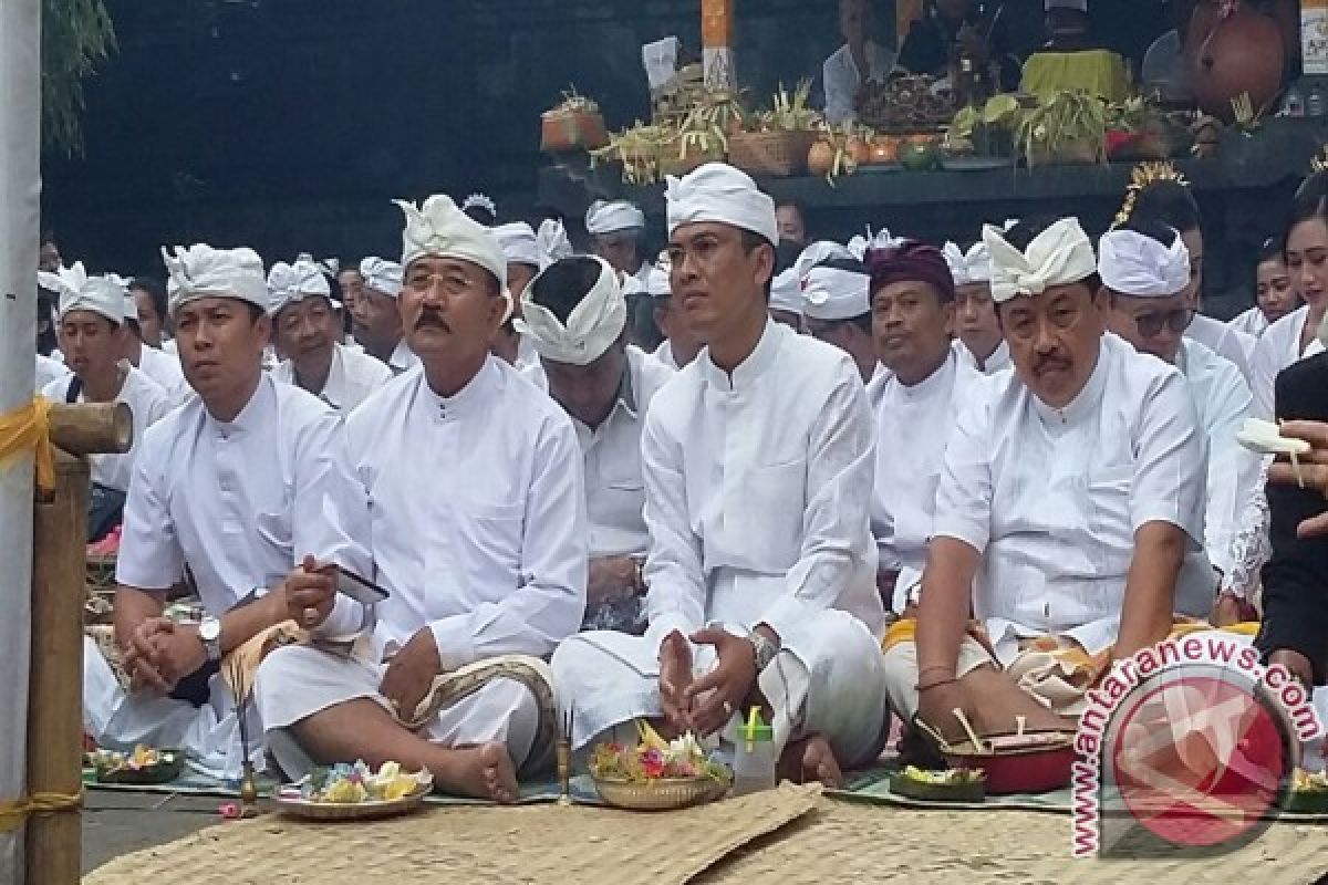 Wabup Karangasem Ikuti Prosesi Di Pura Dalem Puri Besakih