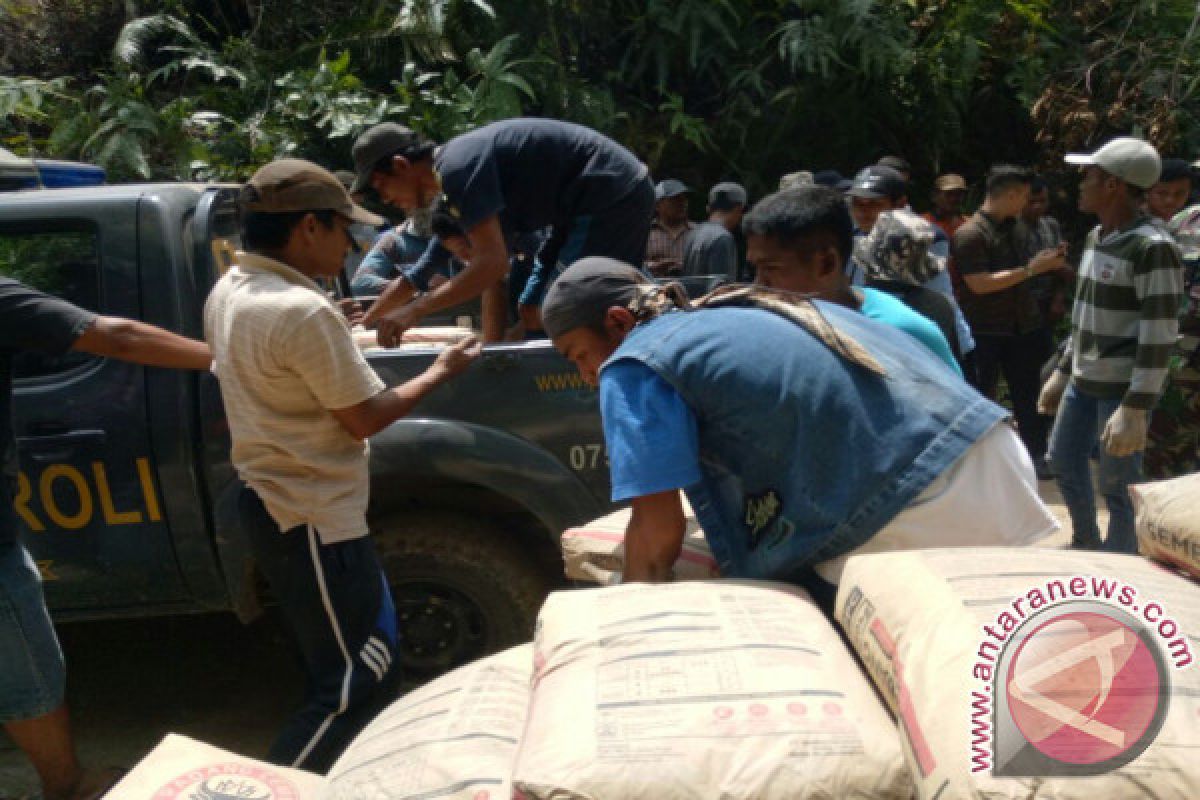 Ratusan Masyarakat Gotong Royong Perbaiki Jalan Galugua