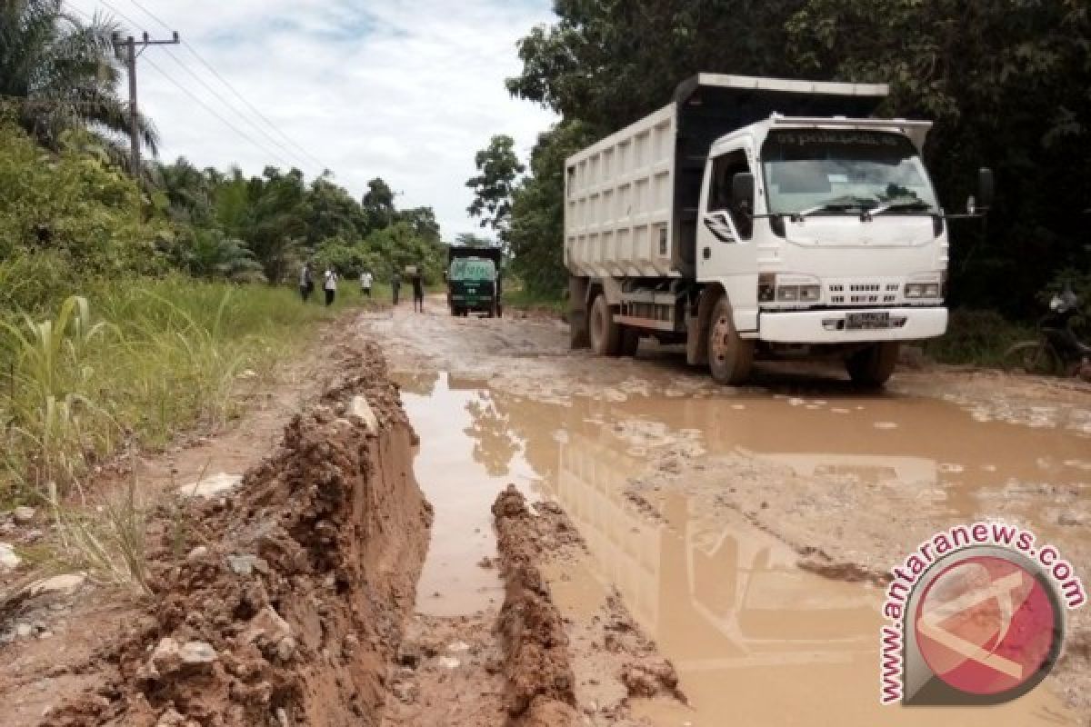 Warga Sepaku Keluhkan Masih Banyak Jalan Rusak