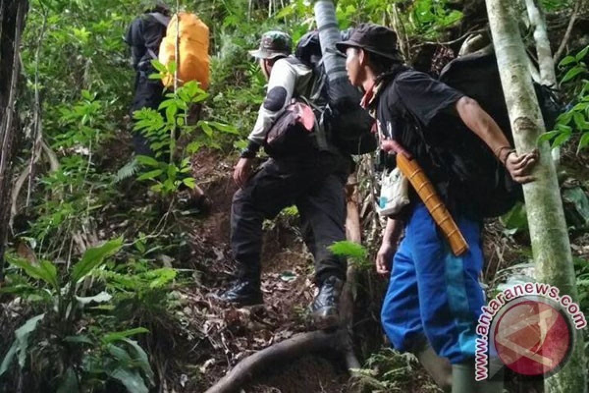 Petugas evakuasi pendaki Gunung Kerinci