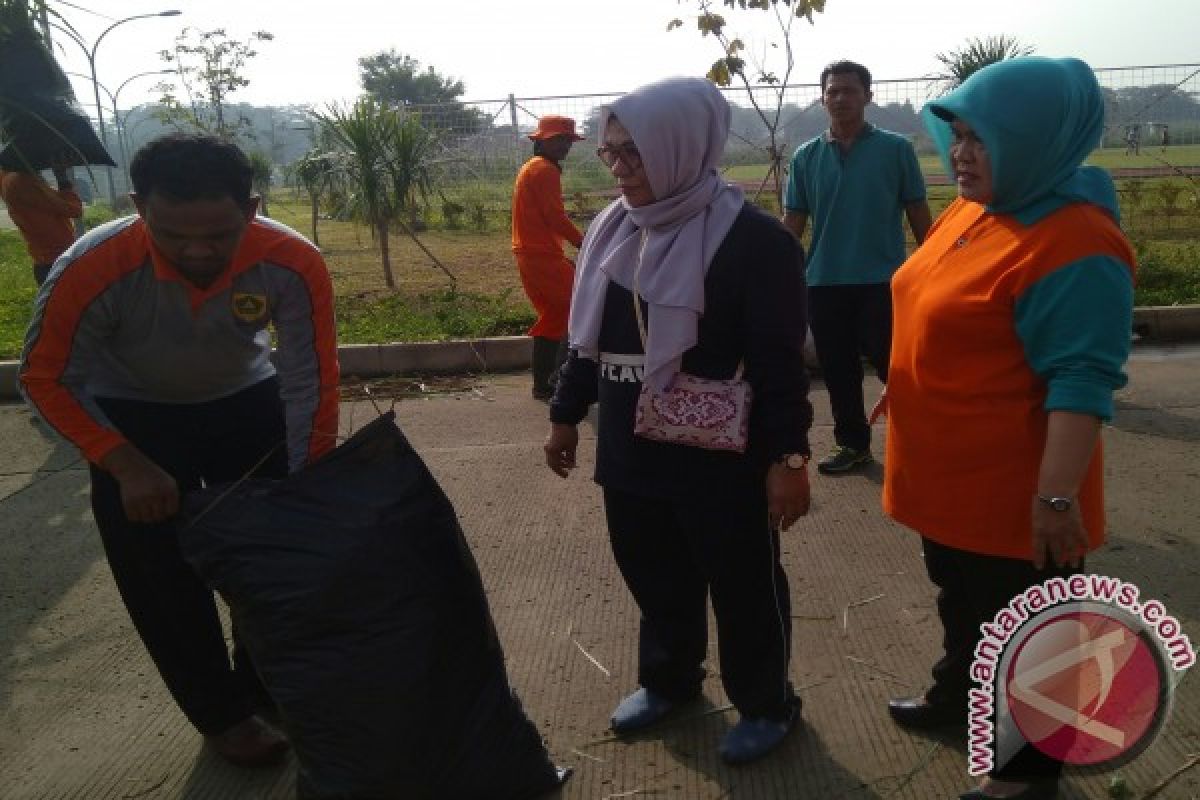 Bupati Bogor Bersihkan Selokan Stadion Pakansari