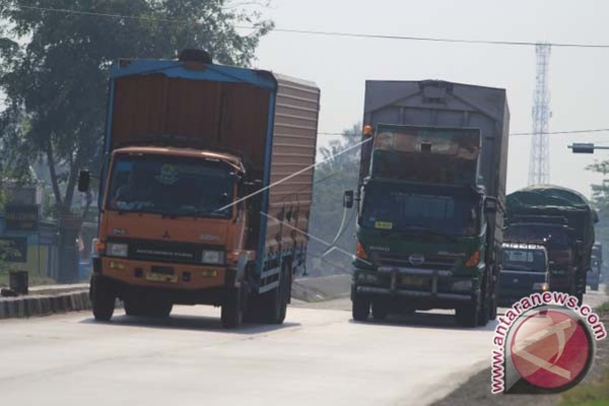 Camat Ujung Tanah Kesulitan Tertibkan Truk Pengusaha 