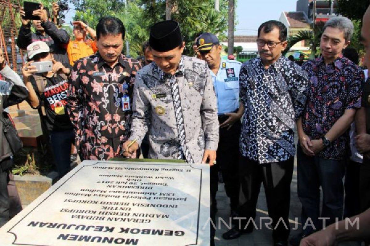 Wakil Wali Kota Resmikan Monumen Gembok Kejujuran di Kota Madiun