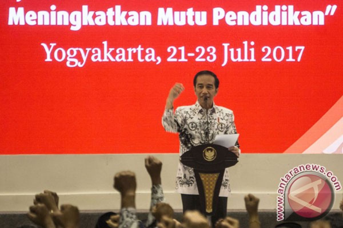 Jokowi menyalami peserta Rakor Pimpinan Nasional PGRI