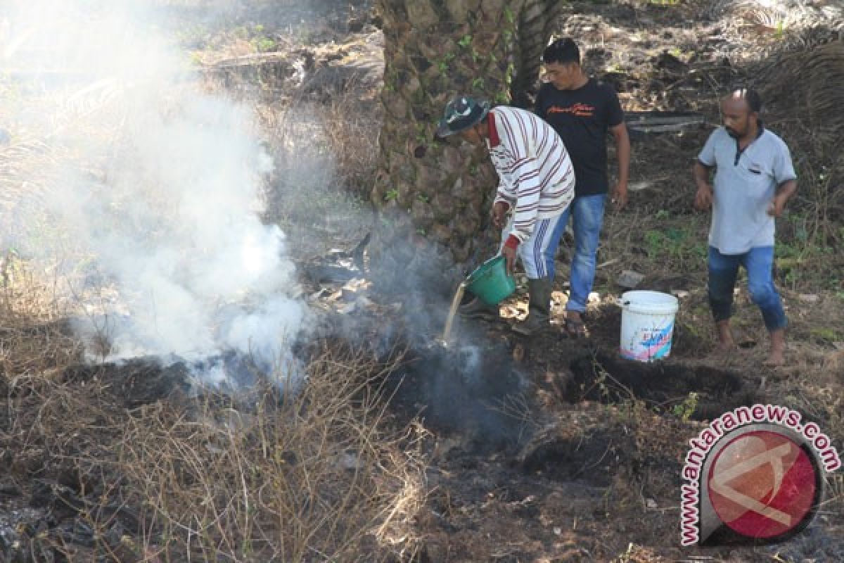 Padamkan api di konstruksi pembangunan RS, tiga mobil damkar dikerahkan BPBD Aceh Barat