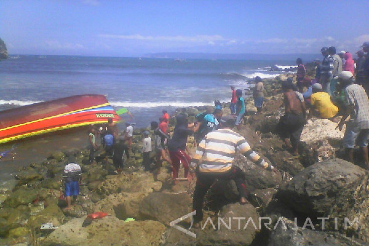 Satu Tewas, Satu Hilang Akibat Perahu Diterjang Ombak di Jember