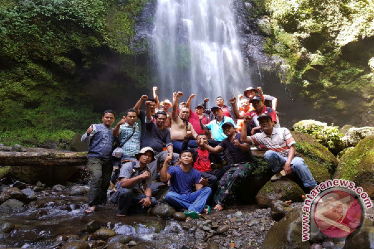 Wabup Pasaman Barat Kunjungi Air Terjun Lenggogeni Untuk Dikembangkan