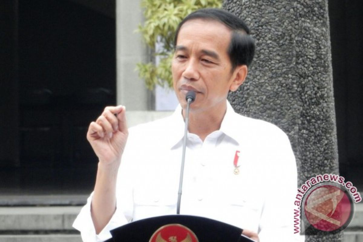 Jokowi: dulu dibilang presiden "klemar-klemer", sekarang tegakkan UU dibilang diktator