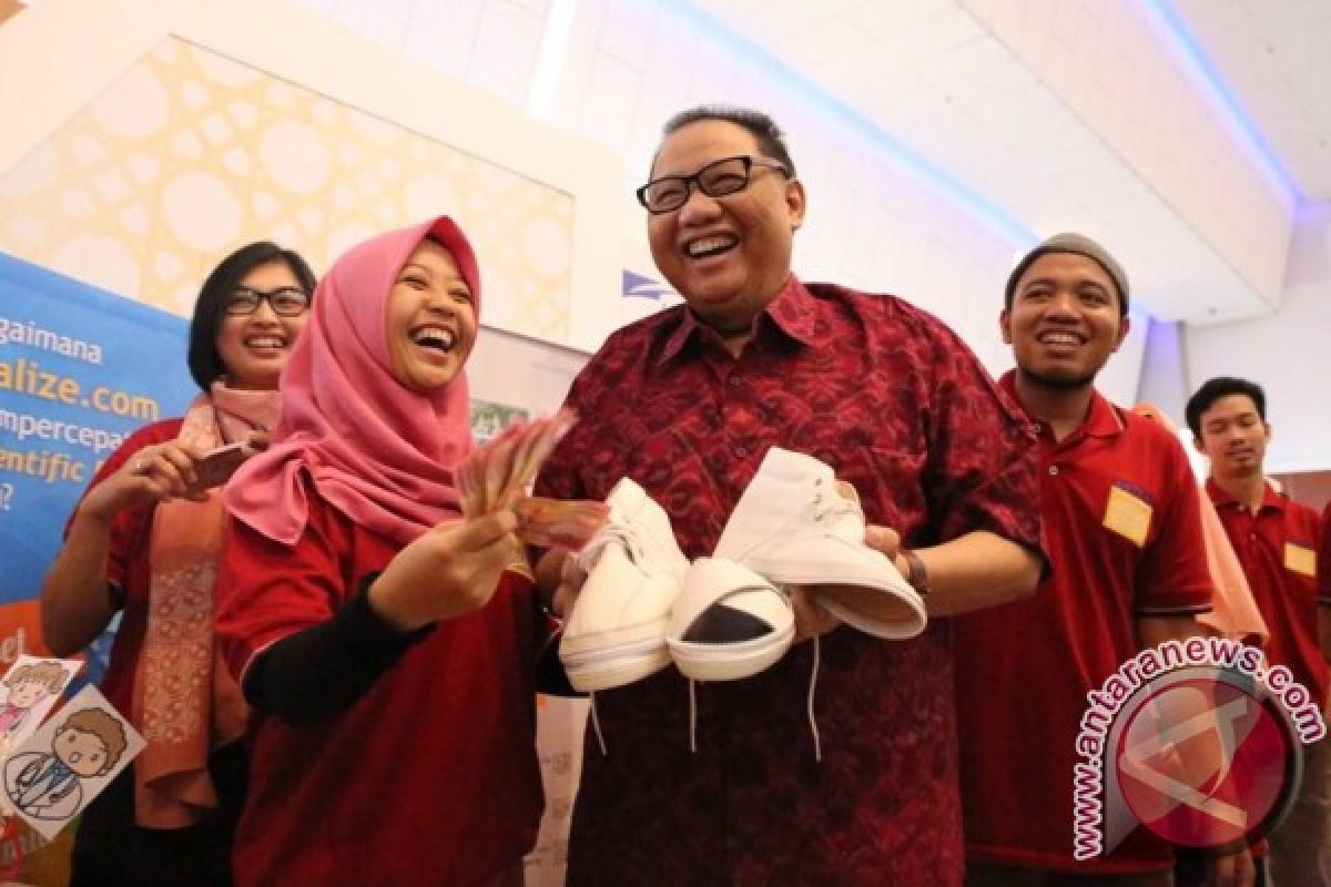 Menkop Puspayoga beli sepatu multi fungsi buatan pemudi ini