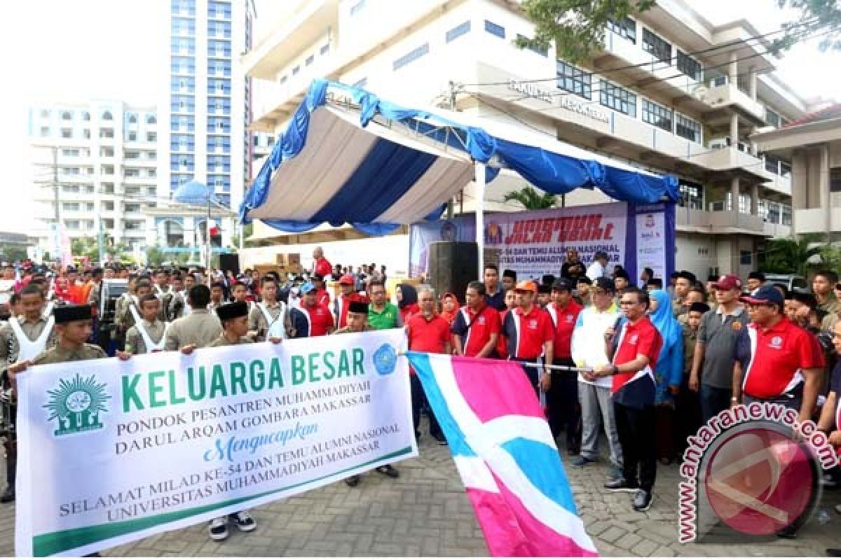 Wagub Sulsel Lepas Gerak Jalan Sehat Unismuh