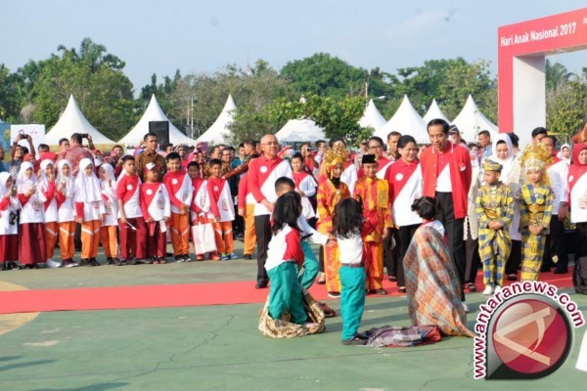 Jokowi mainkan trik sulap pada Hari Anak
