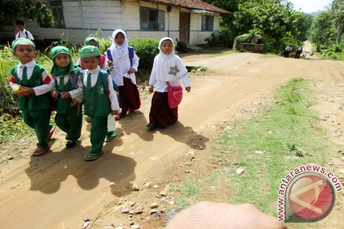 Membuat Anak-anak Indonesia Gembira