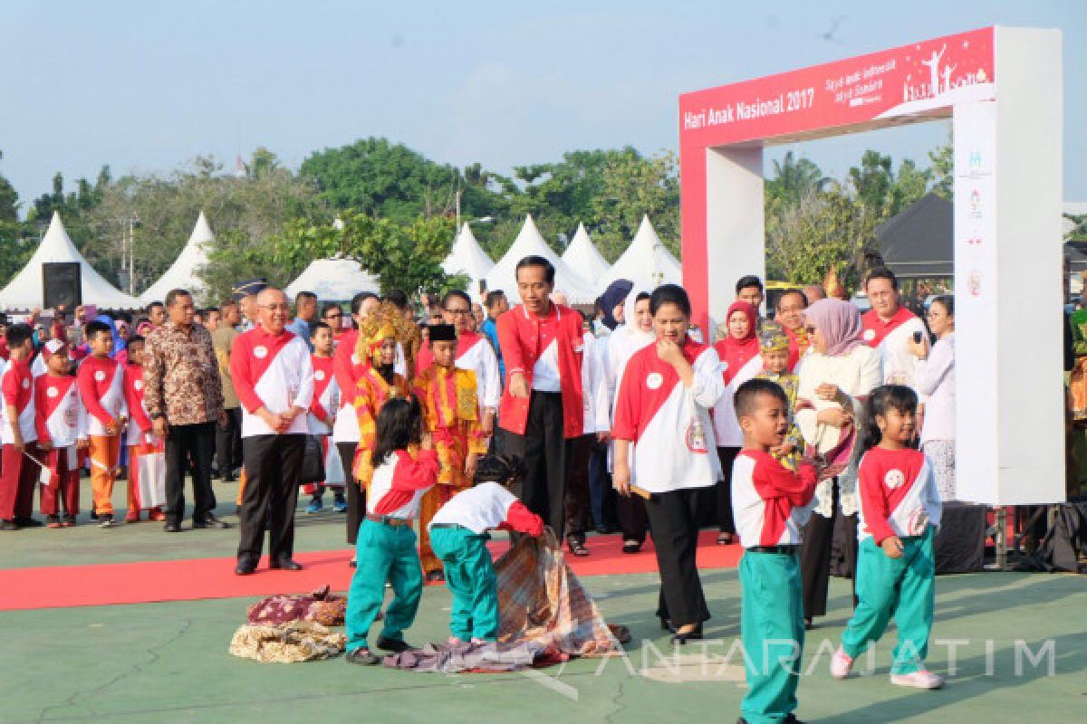 Jokowi Mainkan Trik Sulap Pada Hari Anak (Video)