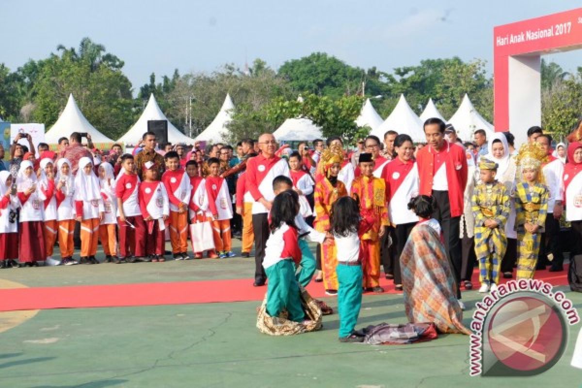 Jokowi mainkan trik sulap pada Hari Anak