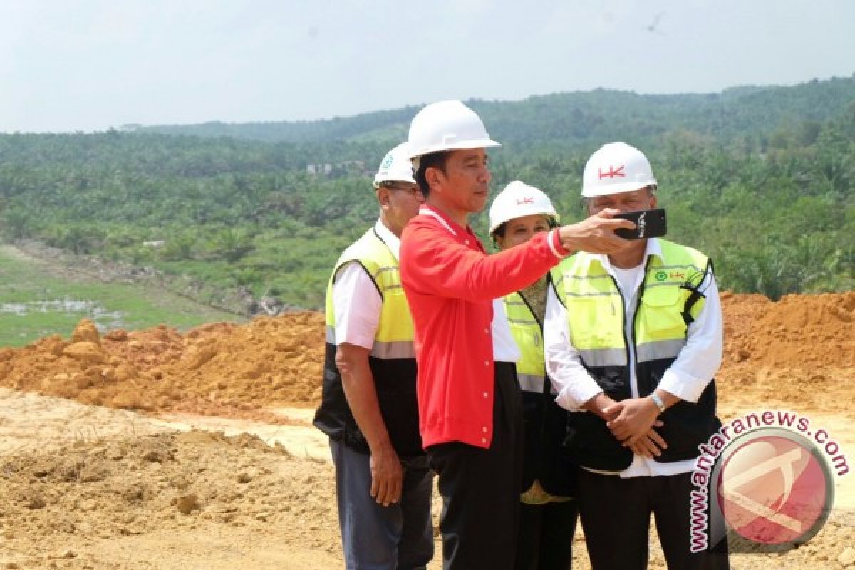 President inspects construction of Pekanbaru-Dumai toll road