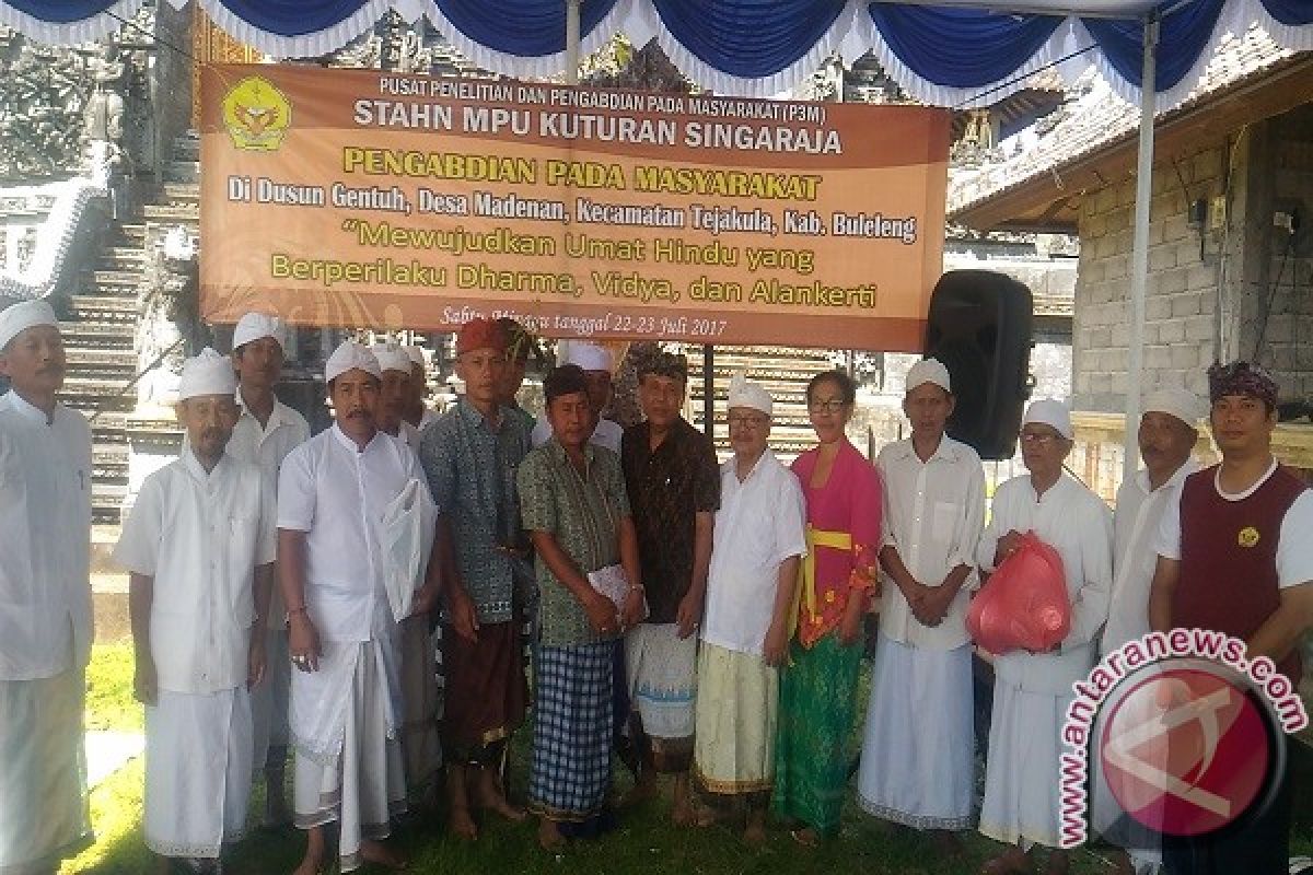 STAH Negeri Mpu Kuturan Laksanakan Pengabdian Masyarakat di Desa Madenan