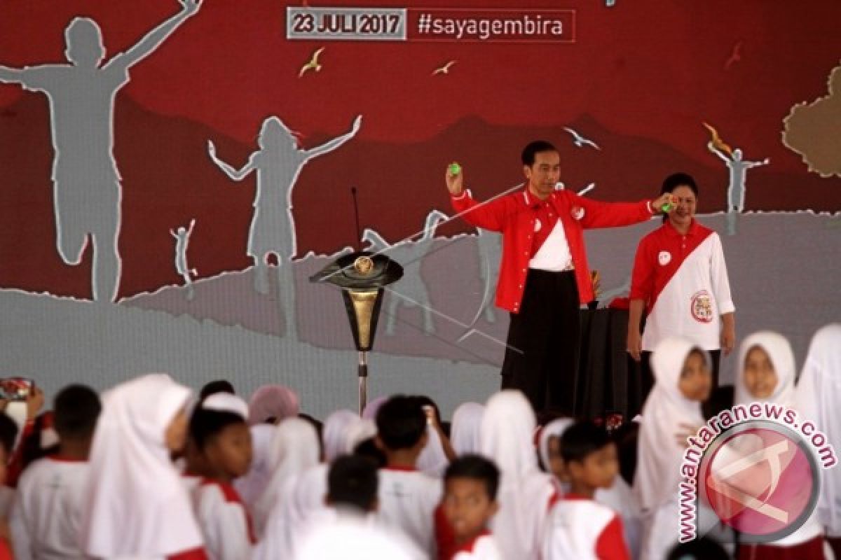 Jokowi Main Trik Sulap pada Hari Anak