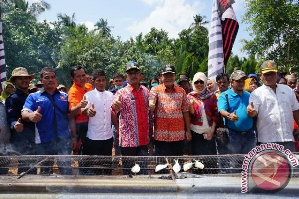 Warga Desa Tukak Bangka Selatan Gelar Tradisi Bakar Ikan