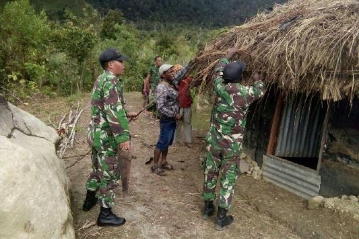 Satgas TMMD bersama masyarakat bangun honai 