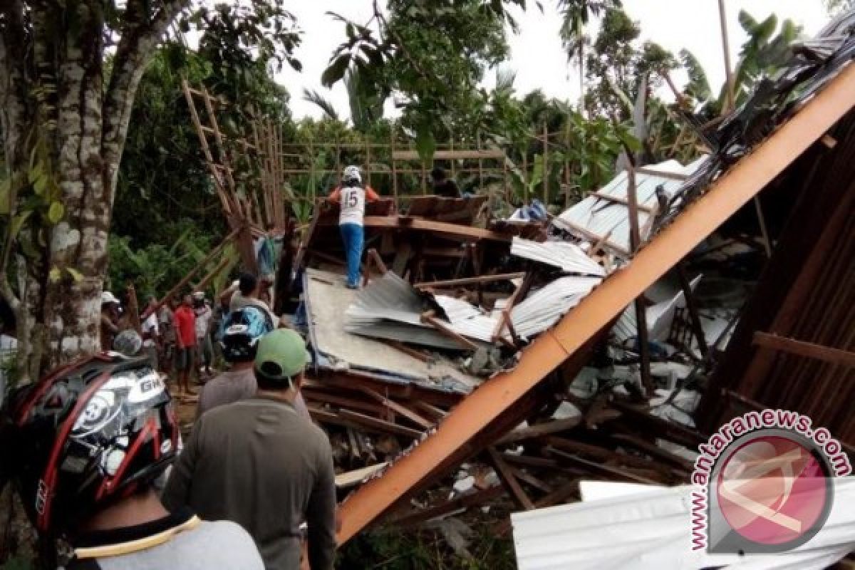 Dua Gedung Walet Ambruk Dihantam Puting Beliung