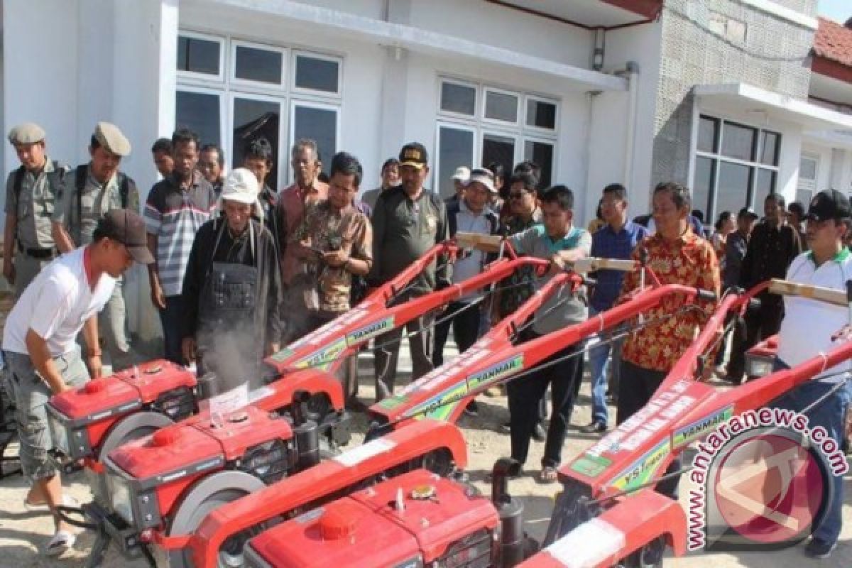 Bupati Samosir Salurkan Bantuan Alsintan ke Poktan