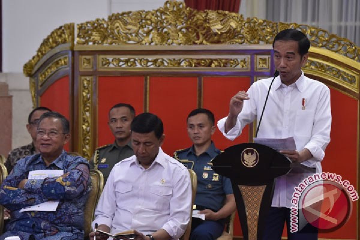 Jokowi ingatkan para menteri hati-hati keluarkan peraturan menteri