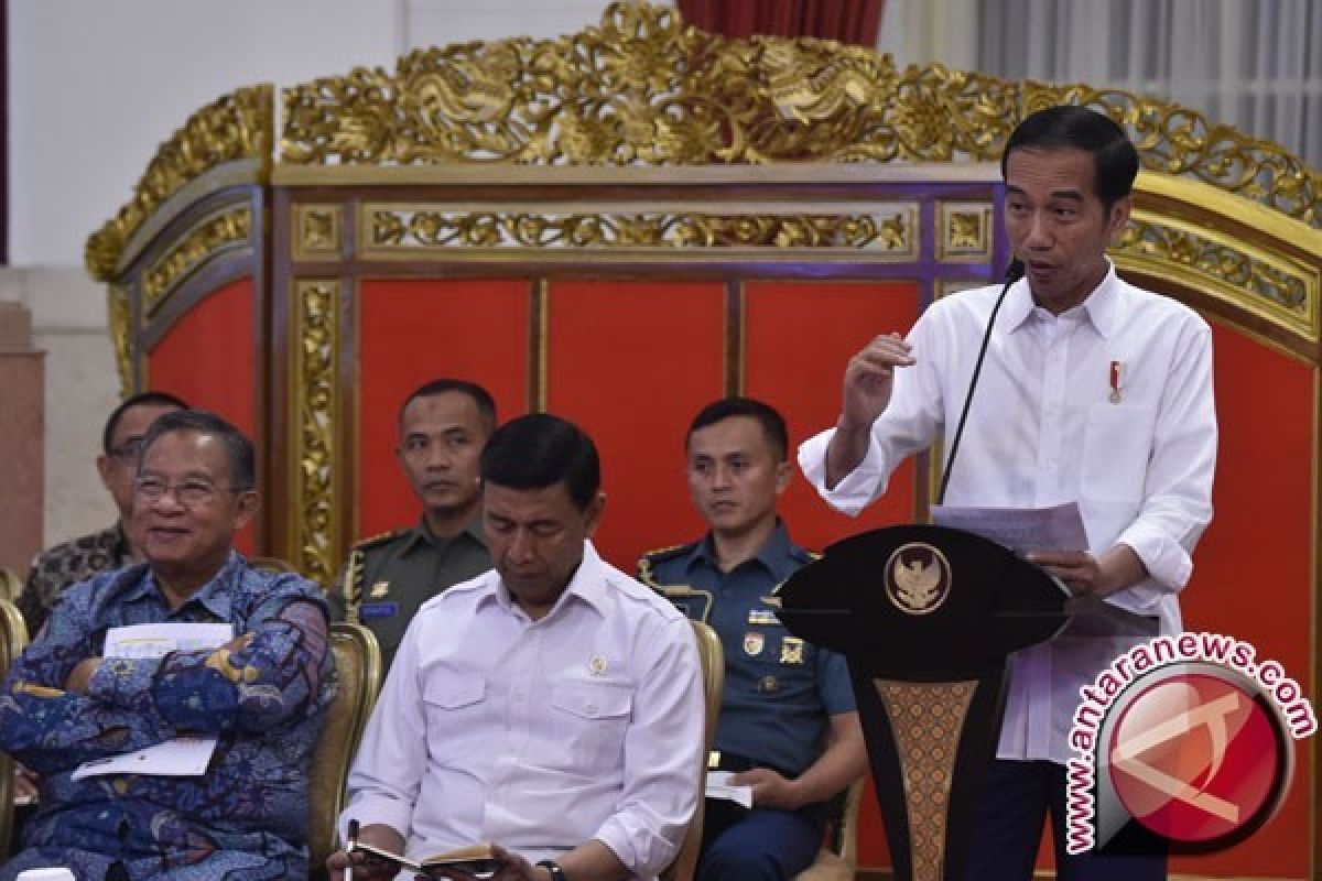 Jokowi ingatkan para menteri hati-hati keluarkan peraturan menteri