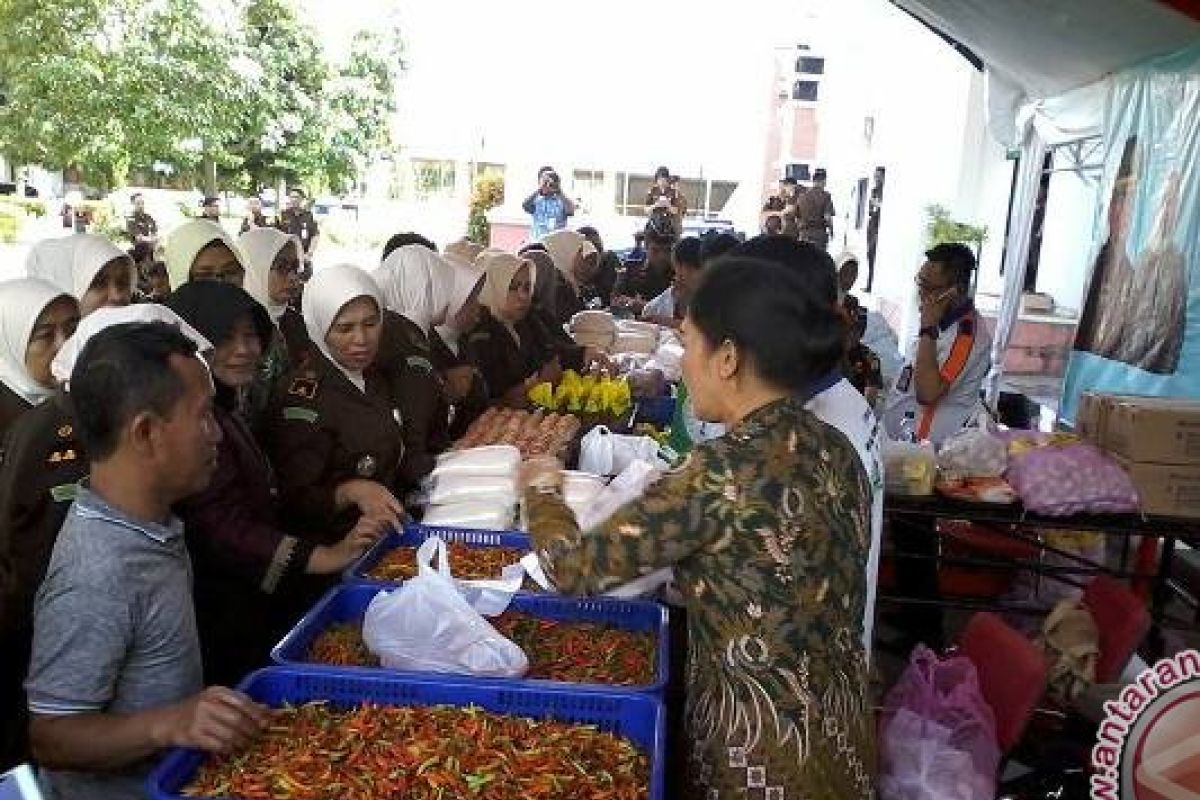 Kejaksaan Sulteng Gelar Pasar Murah 