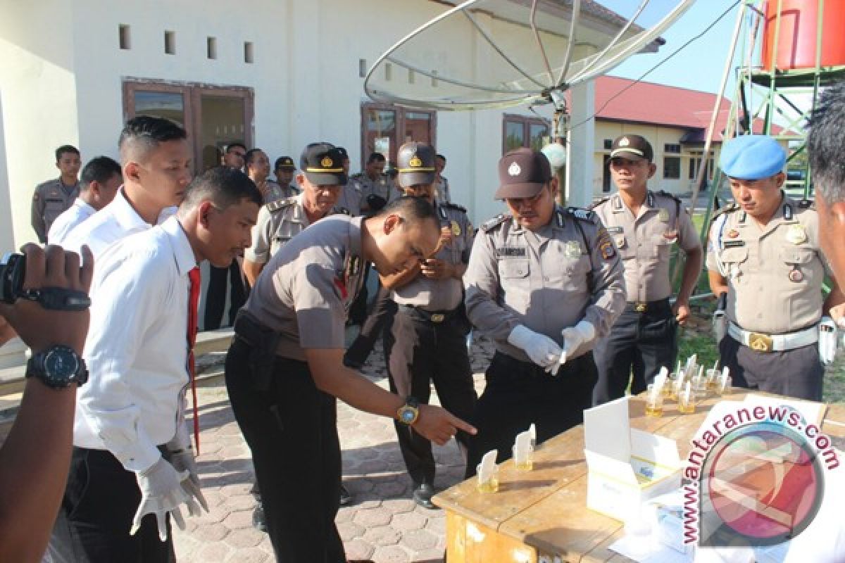 Tes urine dadakan seorang polisi positif narkoba