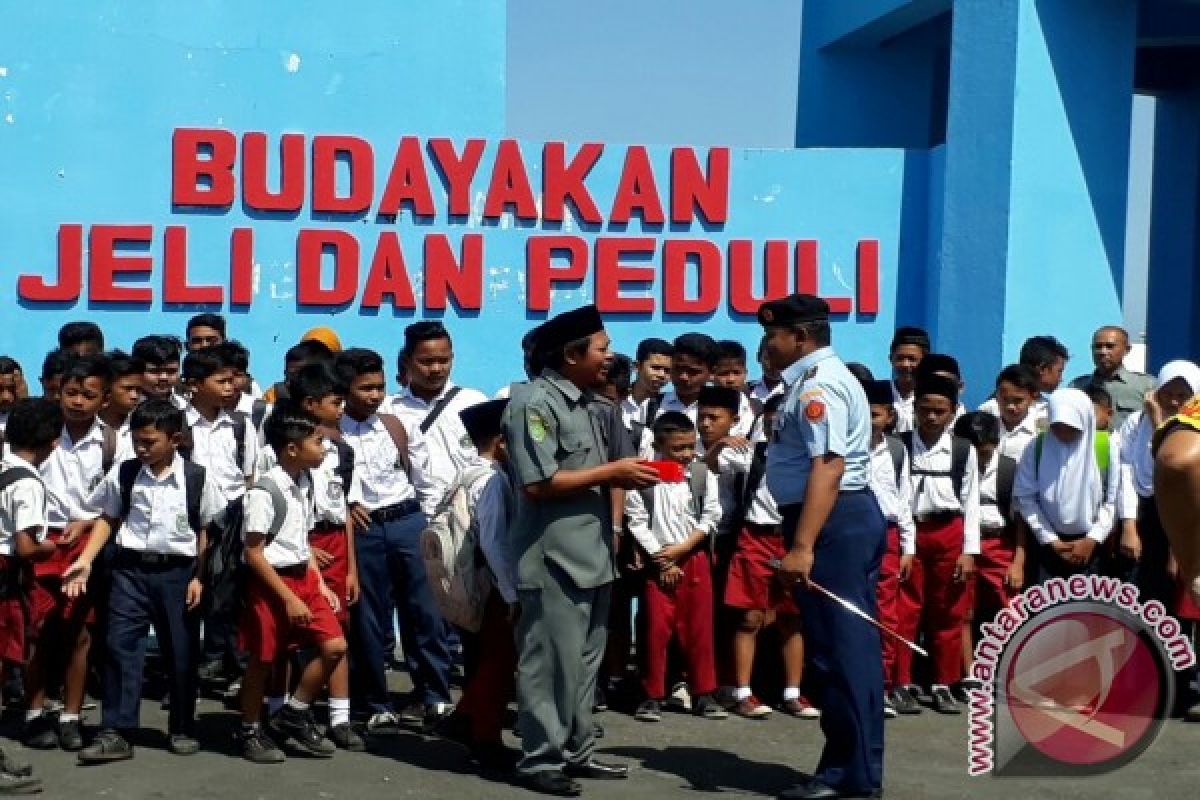 Siswa MTs Maarif kunjungi Satradar Congot 215 