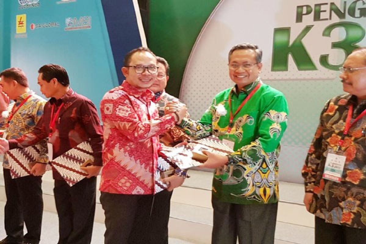 Gubernur Ridho Ficardo Meraih Penghargaan Pembina K3 Terbaik Nasional