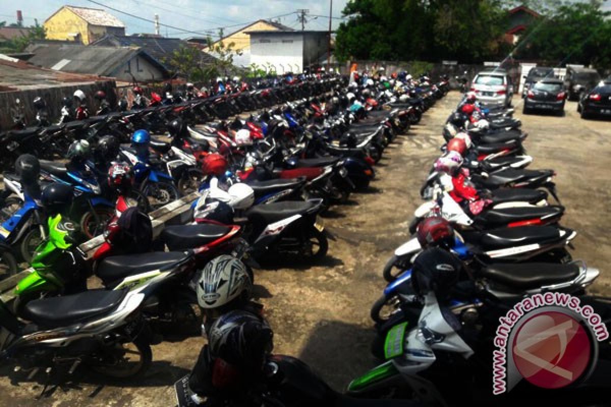 Warga sekitar vihara jadi tukang parkir dadakan