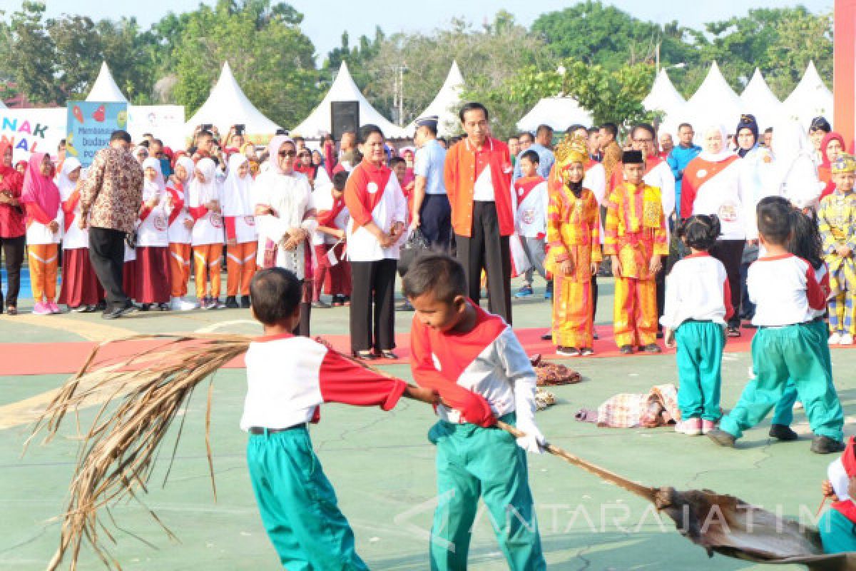Jokowi Main Sulap Demi Gembirakan Anak Indonesia