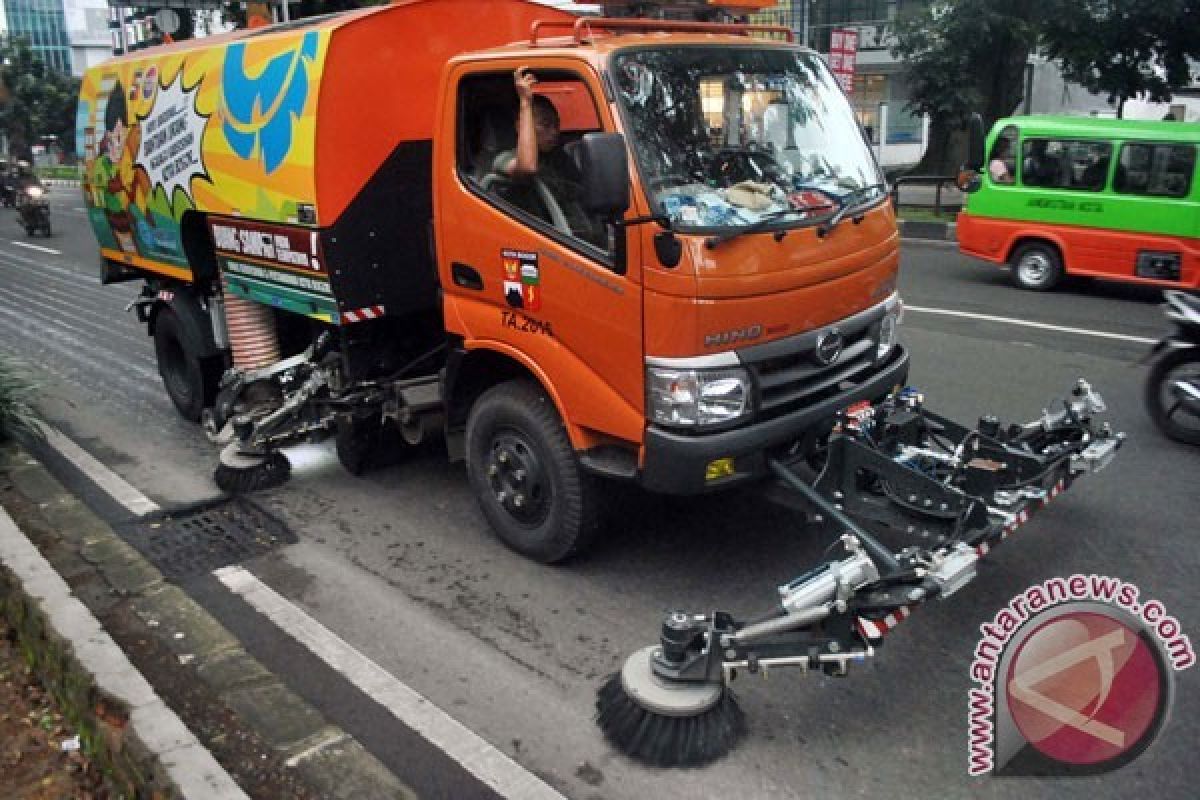 DKI Kerahkan Armada Penyapu Jalan Di Bekasi