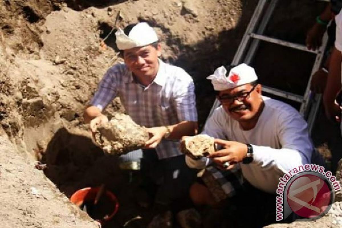 Bupati Klungkung Meletakkan Batu Pertama Pembangunan Pasar