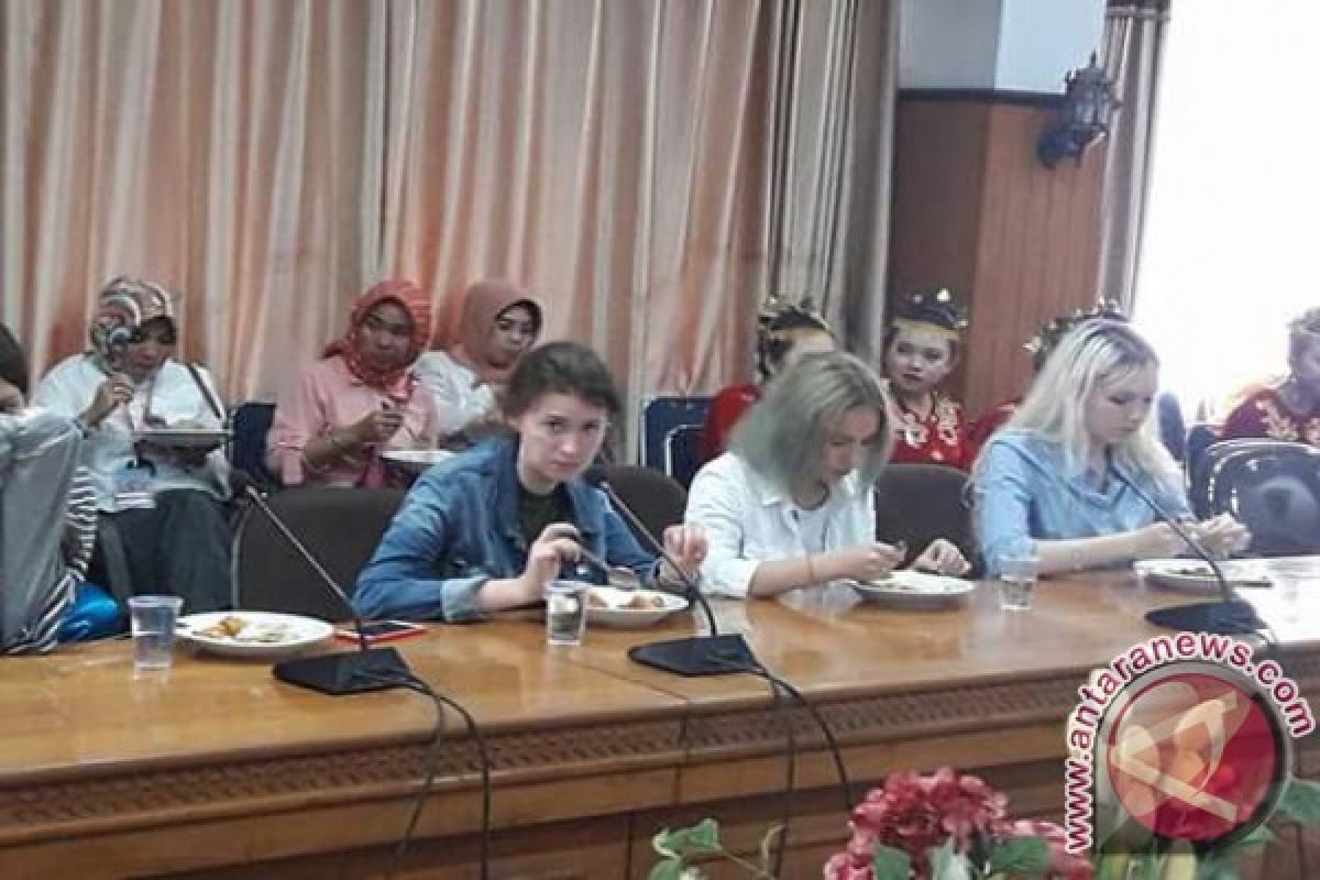 Pelajar Asal Rusia Studi Banding di Kendari 