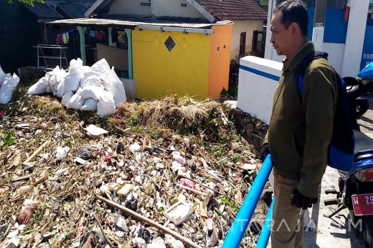 Sidoarjo Gunakan Alat Berat Ambil Sampah (Video)