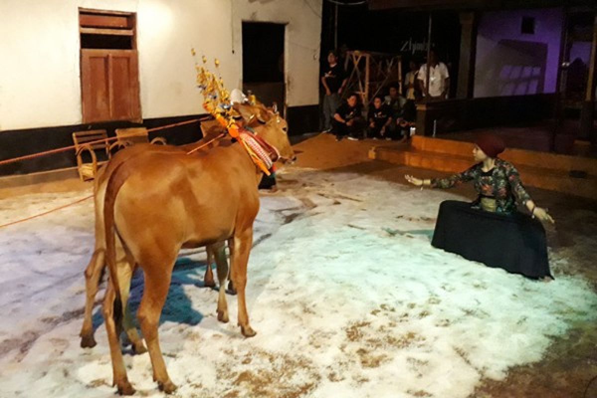 Dari "kandang sapi" Sumenep, satu bintang teater lahir