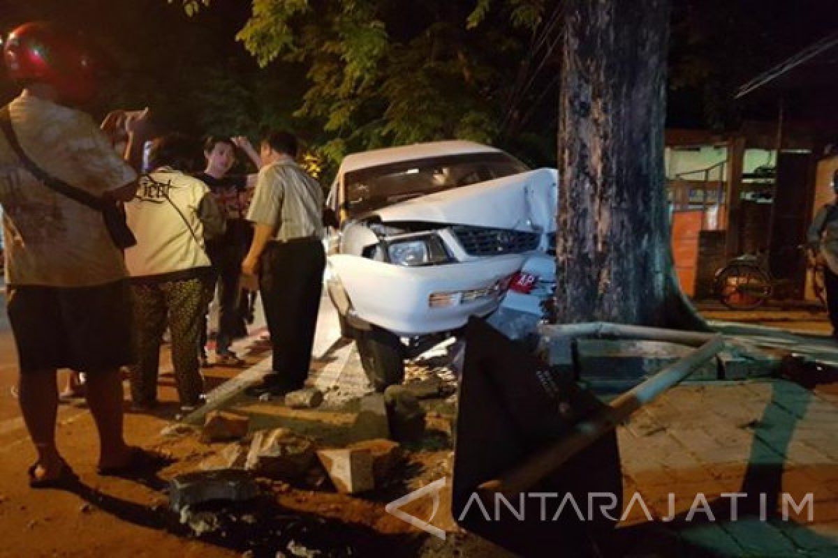 Pengemudi Ambulans Bojonegoro Meninggal Dunia Tabrak Pohon