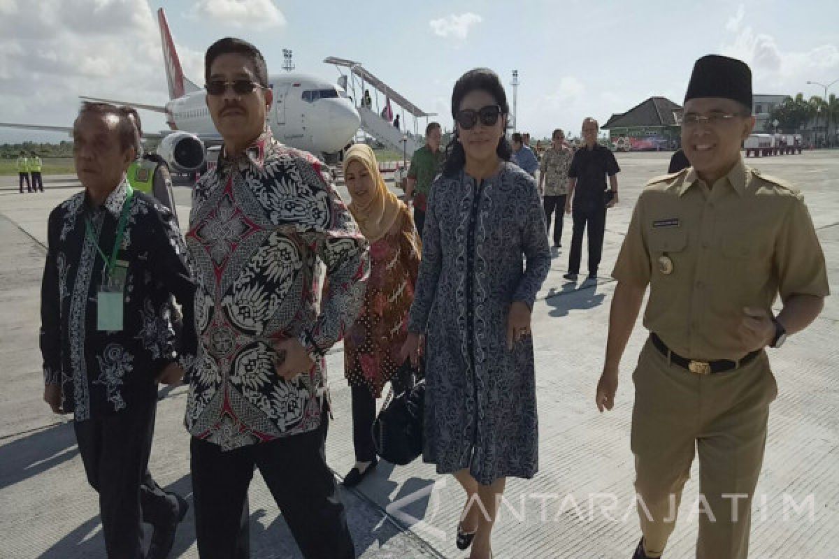 MA Serahklan Sertifikat Akreditasi Pengadilan Se-Indonesia di Banyuwangi