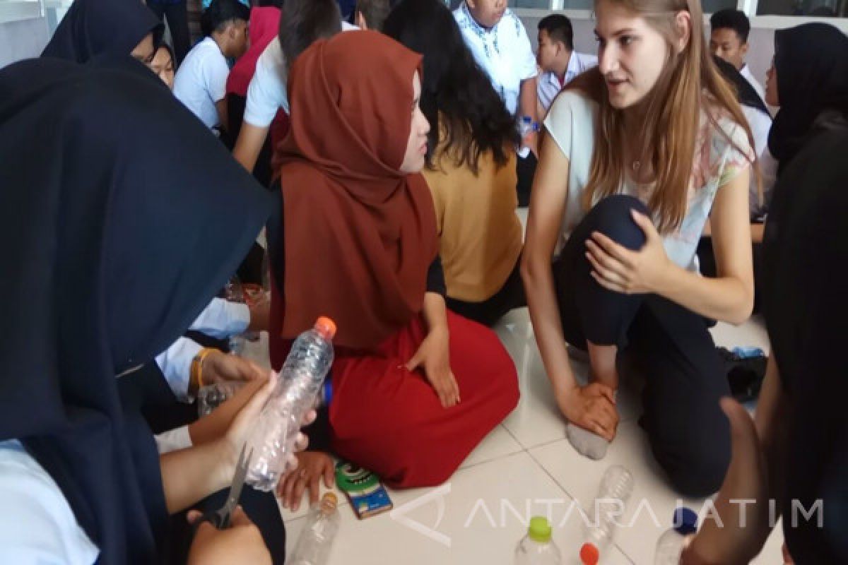 Mahasiswa Asing Ajari Siswa Mengolah Barang Bekas